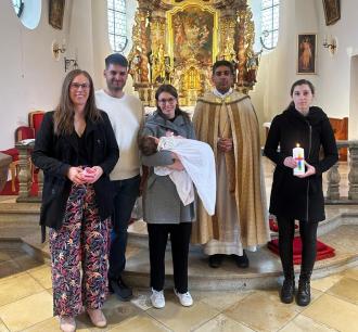 Die Taufgesellschaft um Lotta Maria