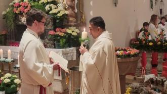 Pater Georg segnet die Osterkerze